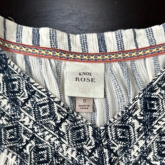 Knox Rose Blue and White embroidered v neck Neck Flutter Sleeve Top - Picture 3 of 7